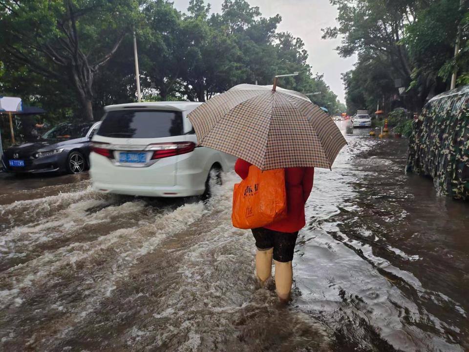 "广州多地发布暴雨预警 交通出行需谨慎"