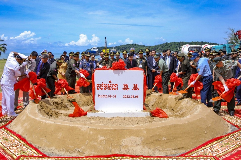 "美国心态崩溃！两艘056A待柬埔寨4个月未动，新基地可直接取马六甲"