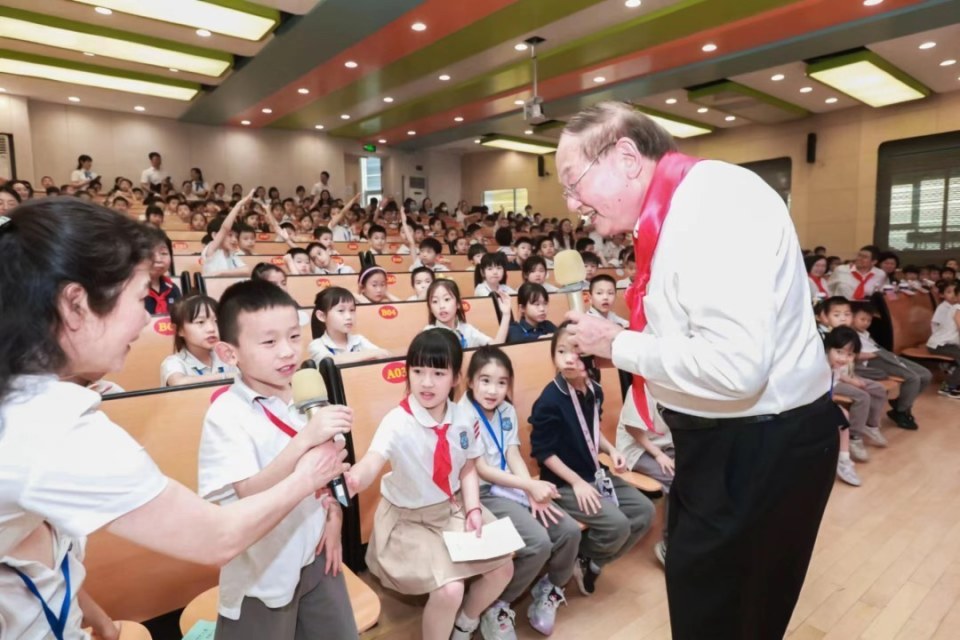 "揭秘无人农场，罗锡文院士带孩子们学习种植水稻的科学知识"