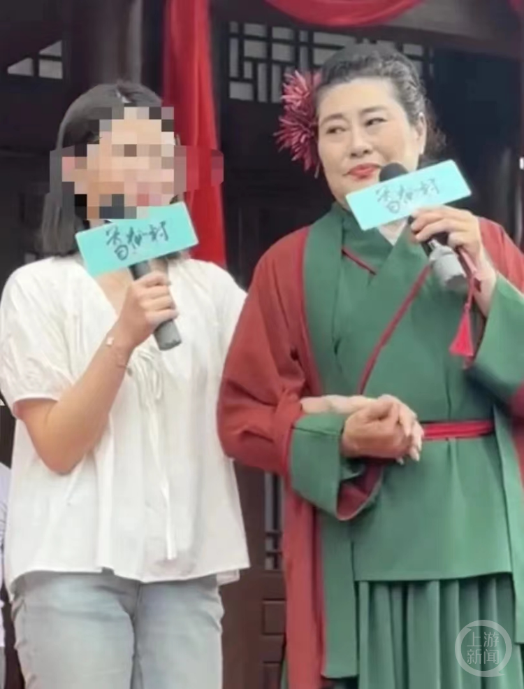 "开封‘王婆’江西行曝光女嘉宾过度索求痛苦面具事件，回应称各地区风俗不同需谨慎沟通"

或者

"「开封王婆」江西行引起热议，女嘉宾要求过分痛苦面具，专家称风俗差异需谨慎应对"