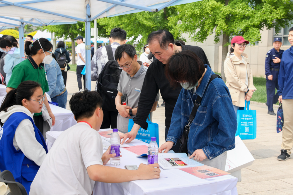 "高校开放日：实地考察与互动学习——您身边的网上教育实践基地"