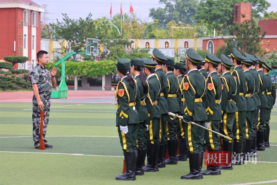 "退役仪仗兵生动讲述升旗课：激昂点燃校园生活热情"