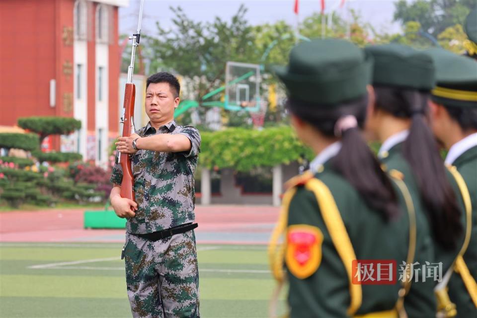 "退役仪仗兵生动讲述升旗课：激昂点燃校园生活热情"