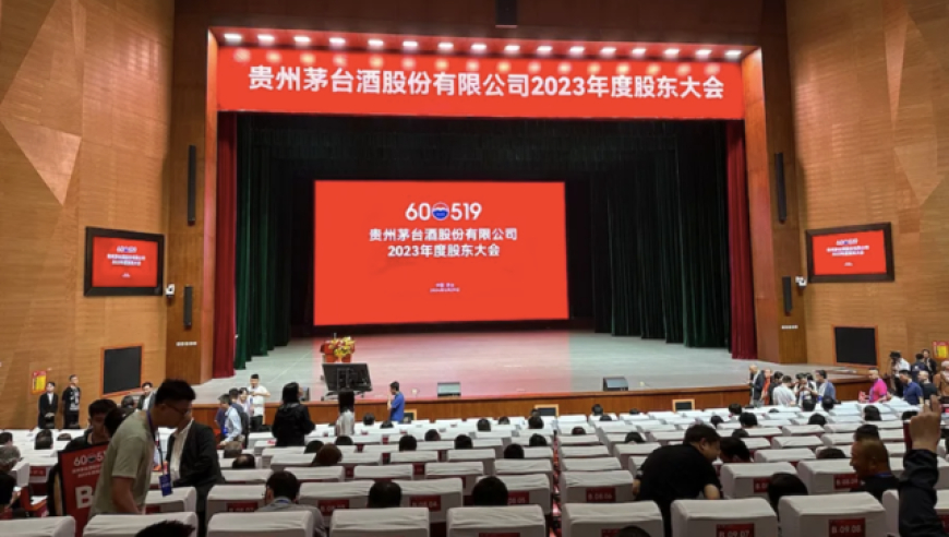 近1700名股东齐驻茅台股东会，张德芹：不想做网红，只愿做为股东贡献

或者：

茅台股东会现场热烈讨论：张德芹：我不想成为网红，只想服务于股东

或者：

近1700名股东聚焦茅台股东会，张德芹：我是想做好一个合格的股东