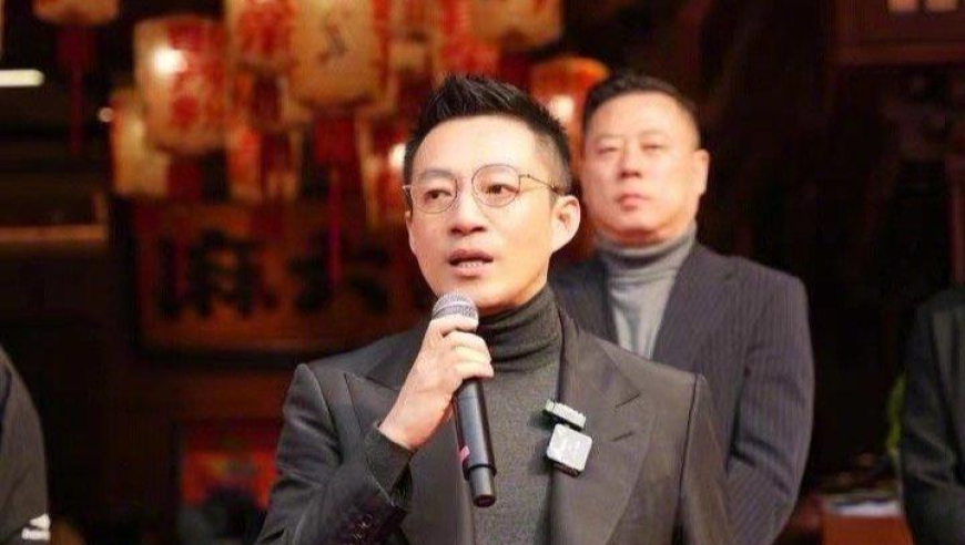 汪小菲直播：大厨亲自示范，儿子产品口感不佳

或者

汪小菲曝光儿子美食新品，称口感差引发争议

也可以考虑修改为：

1. 汪小菲回应儿子新产品：味道不佳，网友热议
2. 汪小菲在直播间详解儿子新品，引起网友关注
3. 汪小菲公开承认儿子新品口感不佳，网友纷纷留言质疑
4. 汪小菲公开谈论儿子新品，引发公众讨论