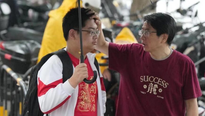 人大附中考点发放雨衣，保障考生顺利参加考试