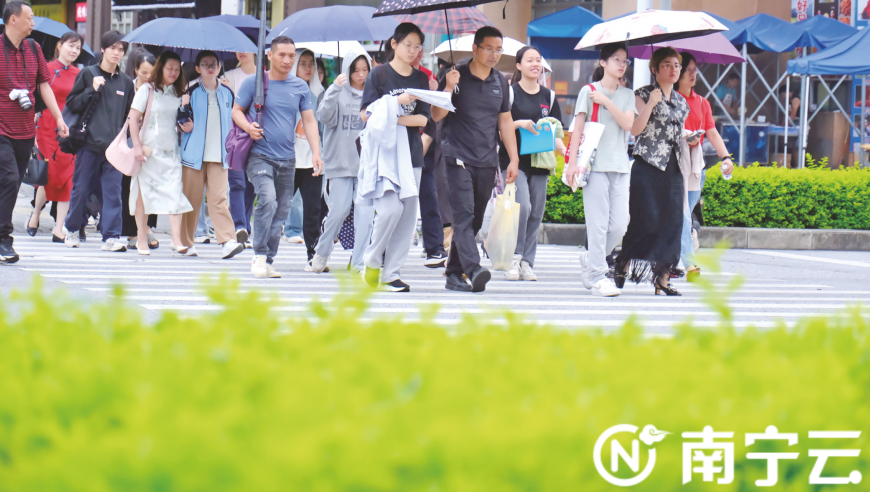 今明两天广西南宁暴雨预警，考生和家长需关注出行与着装建议

或者

南宁今明两天可能有强降雨，提醒考生及家长带好雨具和保暖衣物