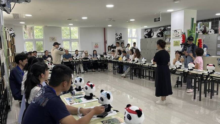 大中华大熊猫“香香”喜获七岁生日，日本粉丝纷至沓来送上祝福！