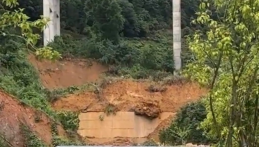 贵州一疾控中心房顶倒塌，官方正在修复和清理垮塌土方