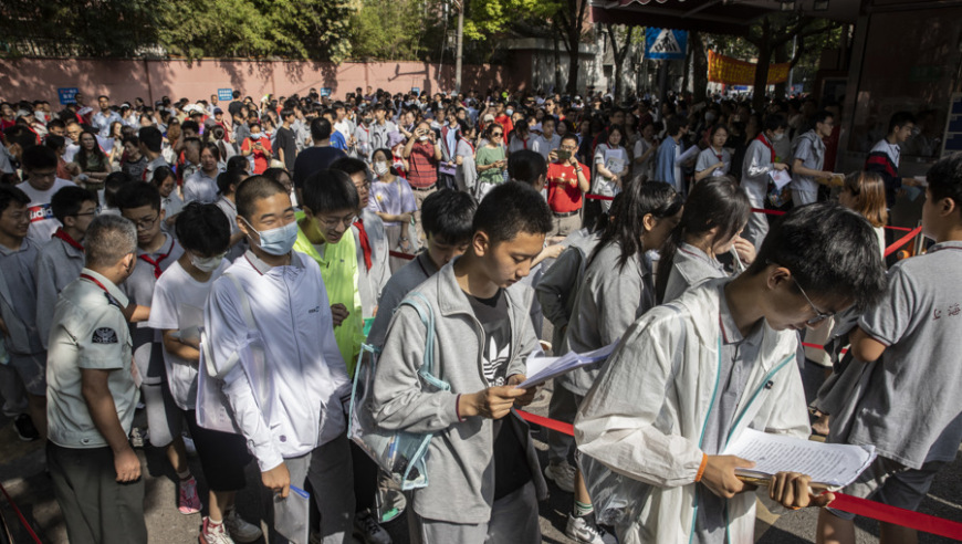 上海中考：考场外装点心意，考家长们别忘了旗袍与日葵的象征意义