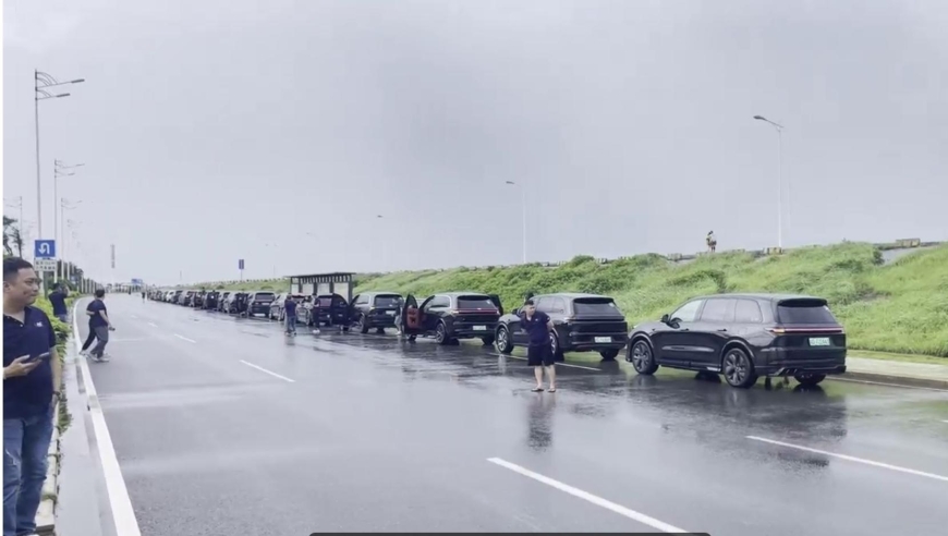 暴雨中突遇危险情况，多辆车辆追尾引发安全问题

暴雨突袭，多车追尾事件凸显行车风险<br>对于汕头车友来说，这是一个熟悉而又棘手的话题——雨天路滑，刹车距离变短，导致多辆车辆发生了追尾事故。<br>这起交通事故引发了广泛的讨论和关注，我们有必要更深入地了解事件的经过。尽管这样的经历可能会让人感到紧张和不安，但请记住，保持冷静并采取必要的行动至关重要。<br>我们希望每个人都能从这次事故中学到一些宝贵的经验教训，包括如何在恶劣天气条件下保持警惕，如何正确使用刹车系统以及如何确保自己的安全。<br>我们会继续跟踪此事件的发展，并提供尽可能全面的信息和建议。同时，我们也鼓励大家积极参与此类活动，共同维护道路的安全和秩序。