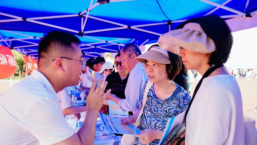 沪上大型线下高招咨询会盛大举行，3万多名考生及家长在线下交流学习心得