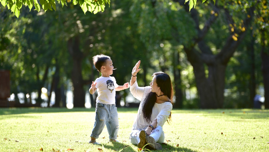 多种装扮妈妈：逛街时一眼就能认出大手大脚的女儿