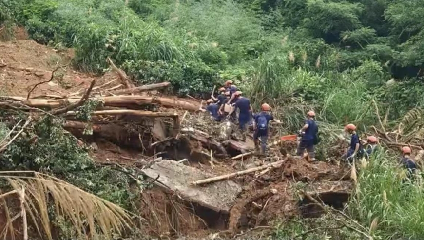 福建上杭山体滑坡危及寺庙倒塌，当地村民发现一家6口不幸失联，正在全力搜救中