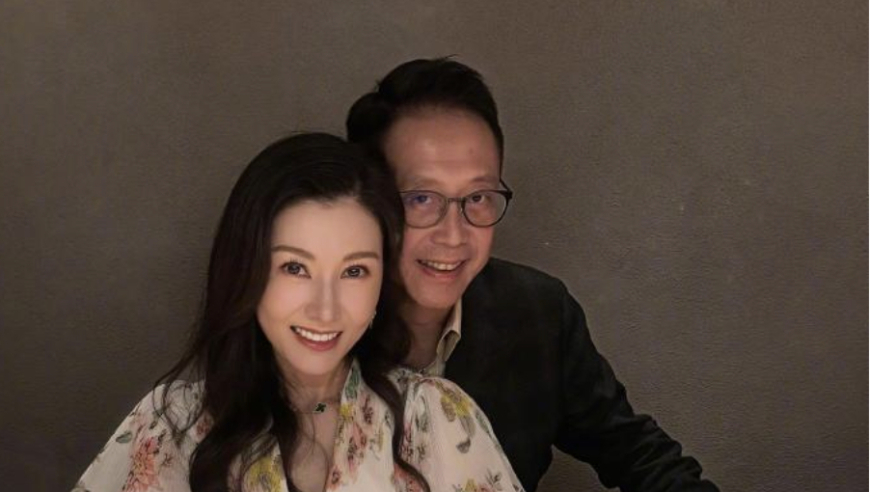 李嘉欣庆生，54岁生日快乐！许晋亨紧抱女儿笑盈盈，李嘉欣罕见甜蜜合照晒幸福，54岁生日夜惊喜星光闪耀！