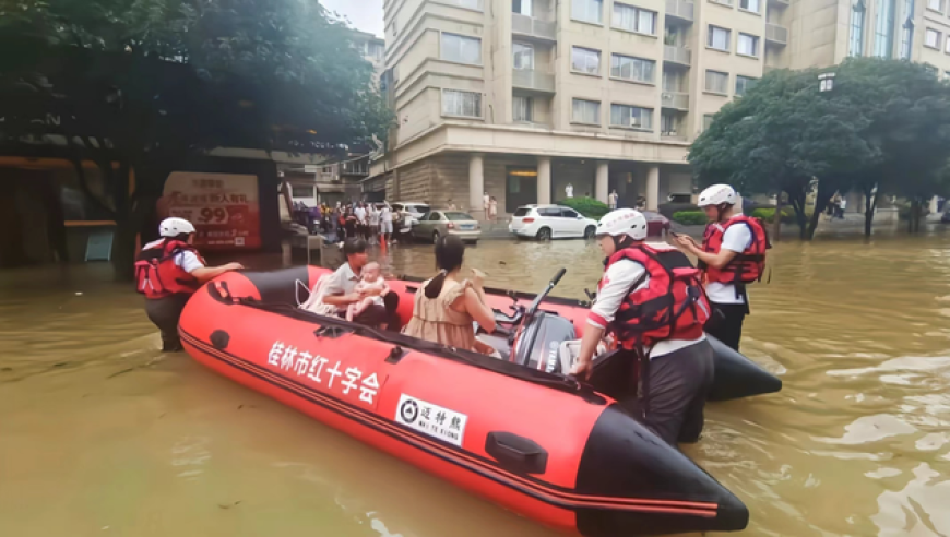 广西蓝天救援队成功解救暴雨中困住的孩子，带来安全的希望