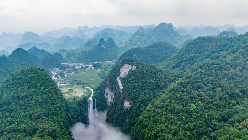 广西昔日贫穷山区今日成为美丽旅游宝地：探索其变迁与魅力