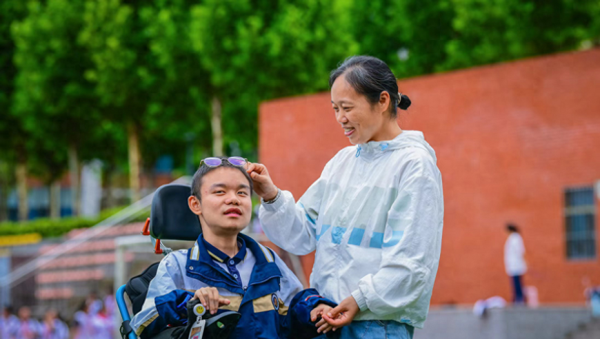 圆梦人生：年仅18岁却因罕见疾病面临困境的男孩，通过努力奋斗实现了梦想