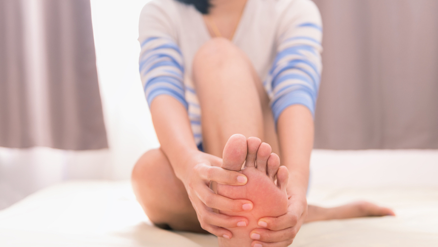 「走路多了脚底痛」：警惕这4种迹象可能是「足弓塌陷」的预警信号
