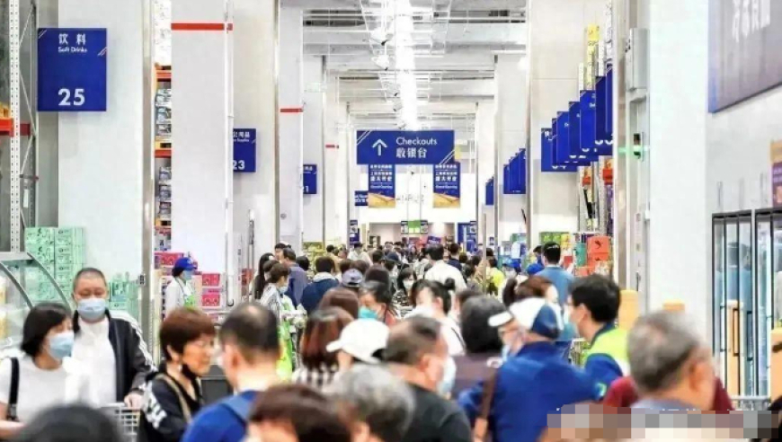 1. 新时代：山姆、Costco、唯品会与奥莱的差异化解析
2. 质价比：网络购物新趋势，山姆、Costco、唯品会与奥莱解读
3. 谁将引领下一个消费时代的到来？——解析山姆、Costco、唯品会与奥莱的影响力
4. 深入理解：数字化时代下的品牌定位，山姆、Costco、唯品会与奥莱的价值观和战略方向
5. 一站式购物体验：分析山姆、Costco、唯品会与奥莱的竞争格局及消费者行为

这些标题都可以根据实际需求进行修改和调整。在选题时要明确主题，简洁明了，能够准确传达出你要表达的信息。同时，在撰写过程中要注意使用恰当的词语，如质价比消费时代来临等，使标题更具吸引力。