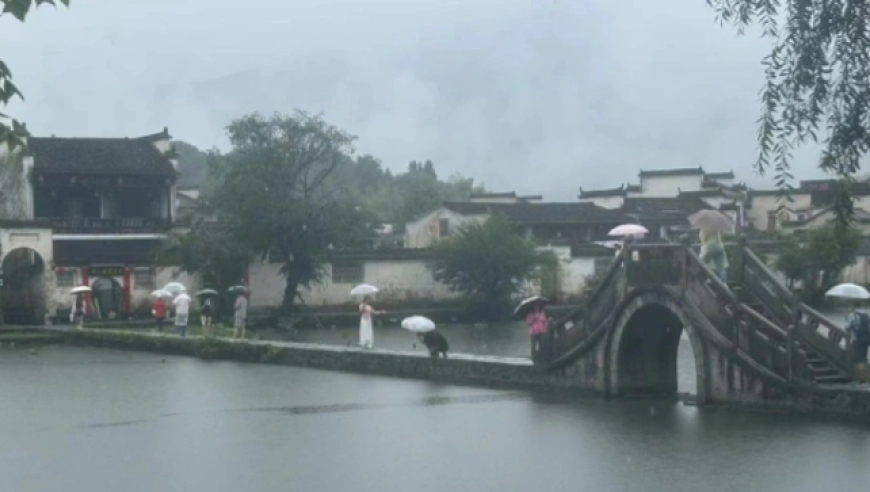 追溯历史的痕迹，游览现代景区——探访暴雨后的黄山宏村：领略古人智慧与现代化管理维护的交融之美