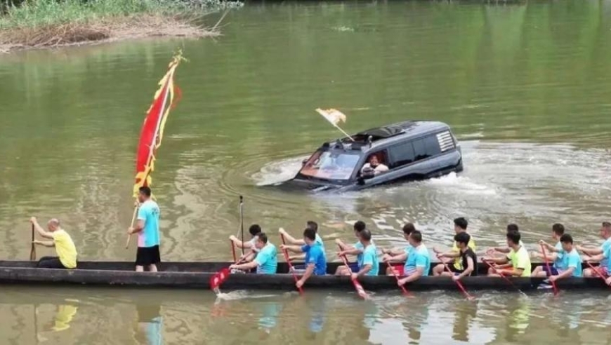 长沙暴雨下，U8快递员成功拯救数百名乘客！致敬‘自救艇’式的救援行动