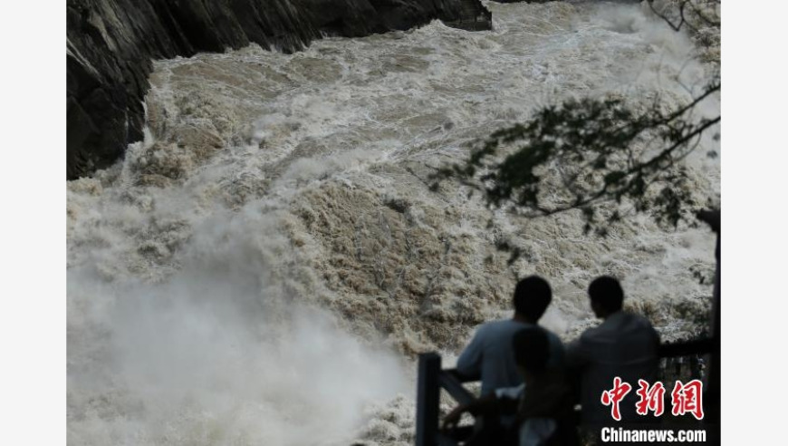 云南香格里拉虎跳峡江水震撼：为您呈现大自然的壮丽画卷