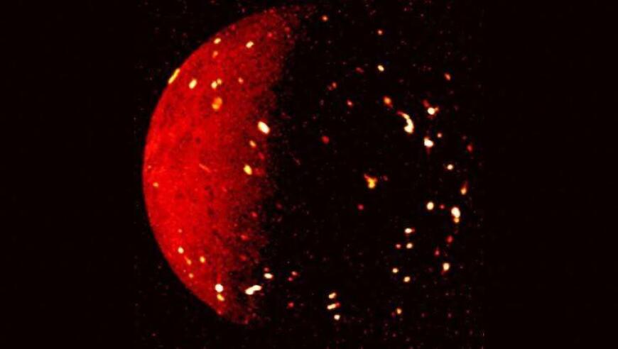 超高温环境下的地狱级卫星：熔岩湖覆盖其表面