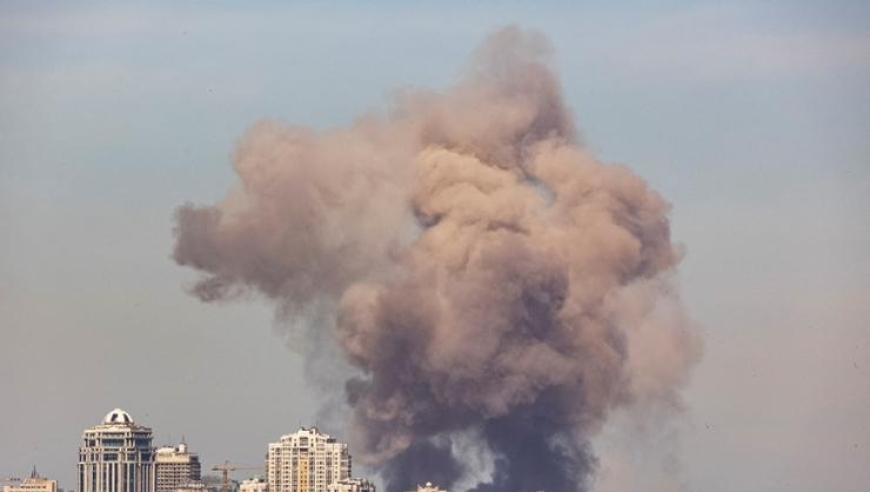 东部地区遭导弹袭击：基辅儿童医院爆炸，引发争议与猜测 - 哪一方的责任？

或者

东部局势紧张，乌首都遭导弹袭击，儿童医院炸毁，谁是幕后黑手？