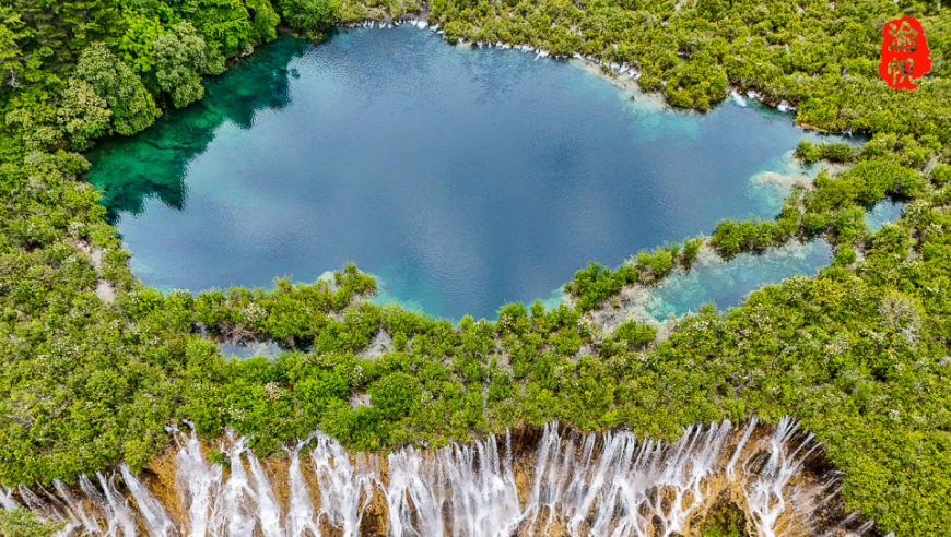 九寨沟诺日朗瀑布震撼航拍，尽览中国最美的水景：九寨沟诺日朗瀑布之旅，体验人间仙境之美的魅力