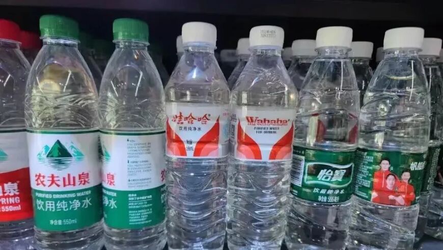 纯净水价格战激烈，多家品牌矿泉水全面降价1元，饮用水市场硝烟四起，价格大战凸显市场供需关系。