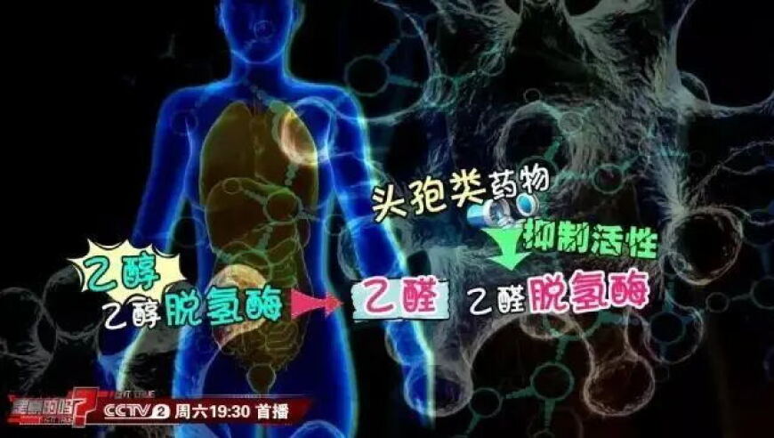 网友上传惊险照片：一个男子在服用藿香正气水后被紧急送往医院

这个标题简洁明了，能够准确地传达出新闻的主要信息。同时，通过使用人名“网友”和地点“抢救室”，可以让读者产生更强的共鸣，并提高他们对故事的兴趣。