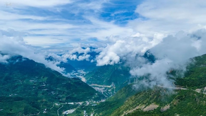 雪山雨季挑战翻越二郎山隧道，美景如画让人惊艳