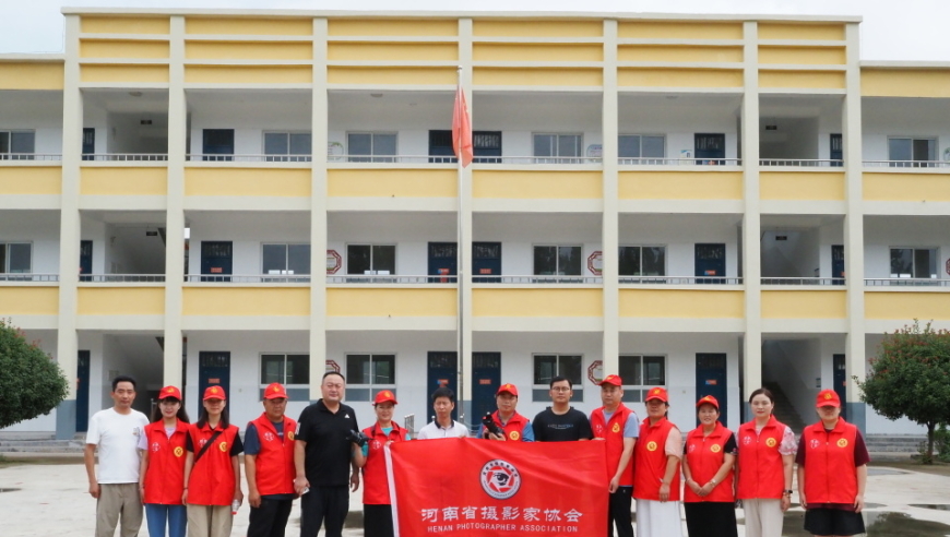 夏日爱心满校园——‘夏日送清凉，爱心满校园’摄影之光志愿者走进学校
优化后： 夏日爱心满校园——‘夏日送清凉，爱心满校园’摄影之光志愿者走进学校行动，为孩子们带来清凉与关爱。