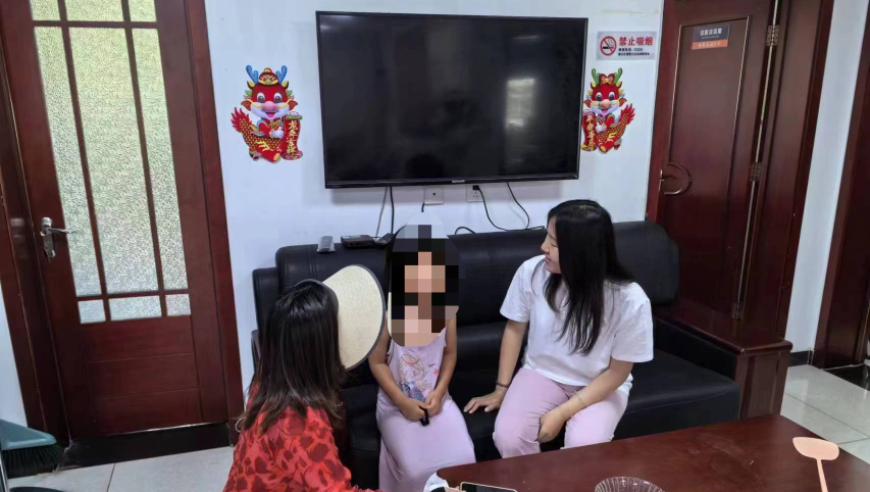 如何在父亲外出期间预防孩子的安全问题：警惕6岁女孩独自外出迷路的紧急应对措施

或者

暑期必备！紧急提示：父亲外出，怎样确保孩子不会走失？6岁女孩独自出门的情况和应对策略