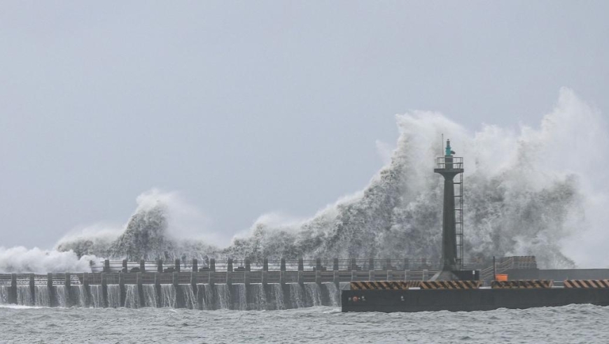 台风「格美」引发海浪与风暴潮双重红色警报，台湾海峡海域紧张局势升级！