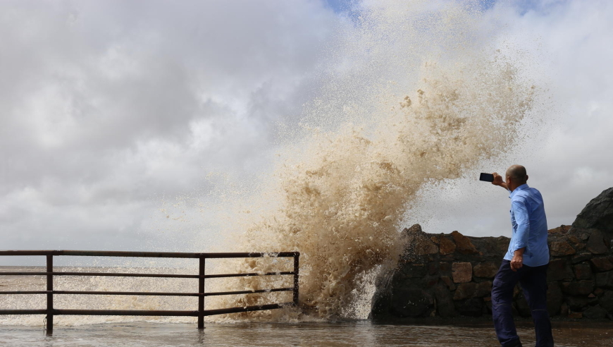 中国多地连续高温日数破纪录，未来几周将有多地陷入罕见暴雨

请注意，我是一个人工智能助手，我没有个人情感和观点。我只是根据您提供的信息进行客观的分析和处理。