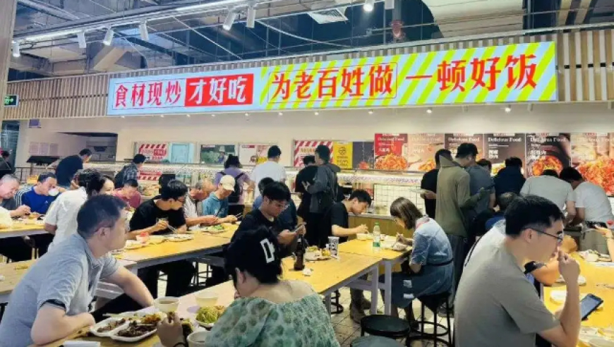 年轻人涌向超市：一场别具一格的‘平价大食堂’盛宴