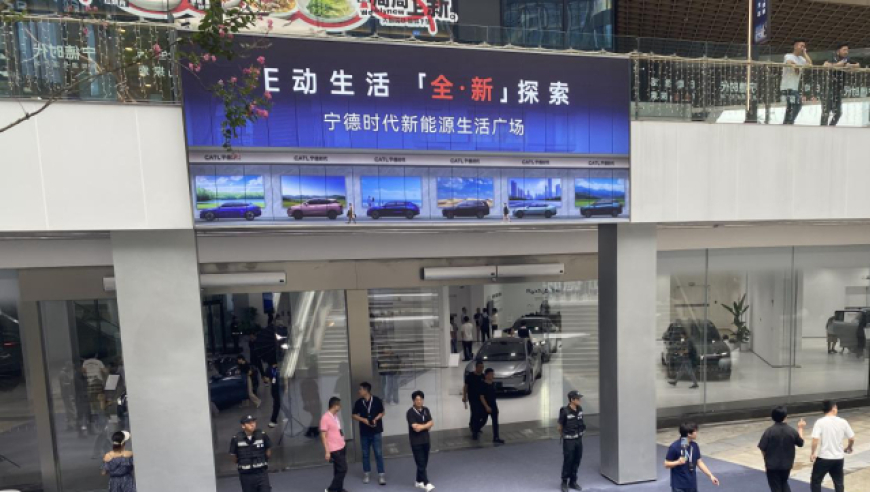 宁德时代成都‘办车展’：承诺不造车卖车，寻求C端战略突围<br>近年来，新能源汽车市场快速发展，已成为汽车行业的重要发展方向。作为一家知名的电池制造商，宁德时代也不断加大在这一领域的布局力度。<br>近日，宁德时代成都举行了大规模的电动汽车展销会，旨在展示其在新能源领域的领先技术和优秀产品，并向消费者传递出其坚定的造车和销售决心。<br>宁德时代的公告显示，他们对此次活动完全持开放态度，没有设定任何明确的产品销售目标或价格策略，只希望能够通过此活动吸引更多的潜在客户，并提升品牌形象。<br>此外，宁德时代还表示，他们将积极与终端消费者进行沟通交流，了解他们的需求和期望，提供最适合他们的解决方案。<br>这次“办车展”的消息对于电动车行业来说无疑是一次重要的发展机遇。无论是新产品的发布，还是品牌推广策略的调整，都可能引领整个行业的未来发展趋势。<br>总的来说，“宁德时代成都‘办车展’：承诺不造车卖车，寻求C端战略突围”，这个标题简洁明了，突出了活动的核心信息。