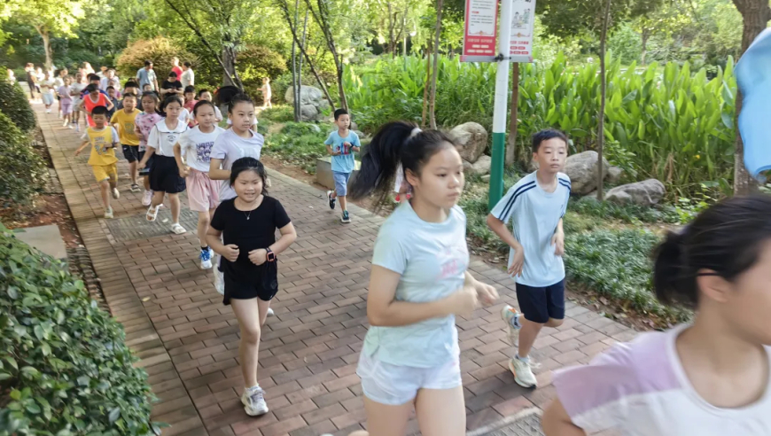 株洲小区退役老兵带动数十名孩子清晨跑步，家长赞其意义深远