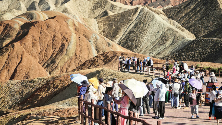 张掖世界地质公园暑期旅游市场持续火爆：探索未知，感受魅力