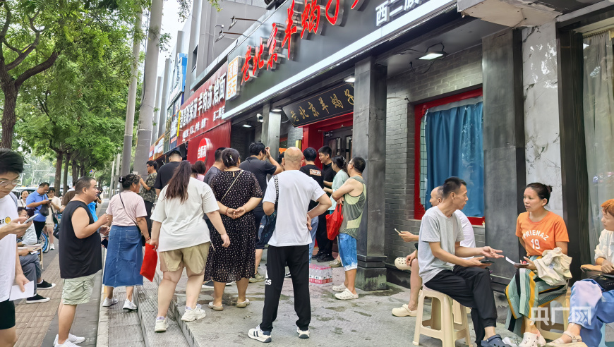 探秘救人英雄：栾留伟火锅店引发爱心热潮，一名河南顾客专程带着孩子前来就餐

栾留伟火锅店英雄救人性命，河南顾客特地带孩子前来看望