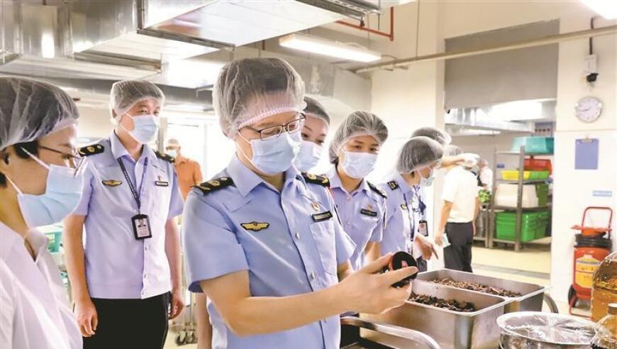 宝安区加强校园食品安全监管，守护学生饮食健康
或者：宝安区严把校园食品安全关，让学生吃得安心、放心