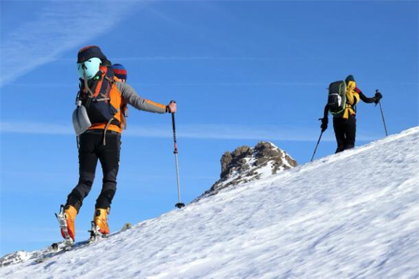 梦见登高山：解读梦中的山峰象征着高峰和突破，也可能代表压力、挑战和成长。