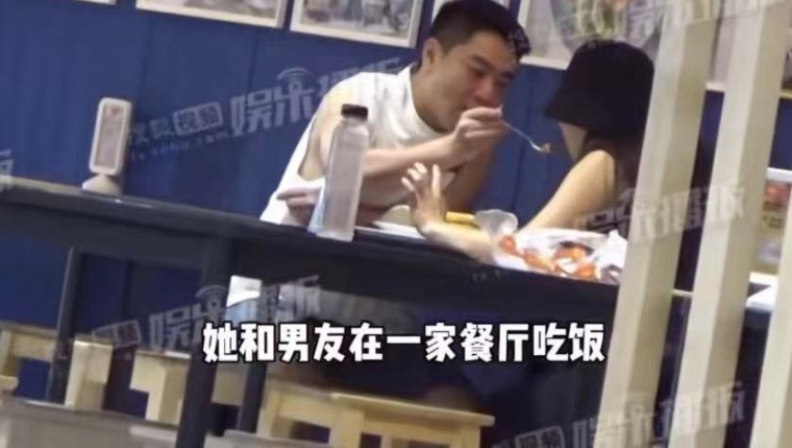 男人深情投喂女友购物美食 中年人的爱情如甜蜜画卷