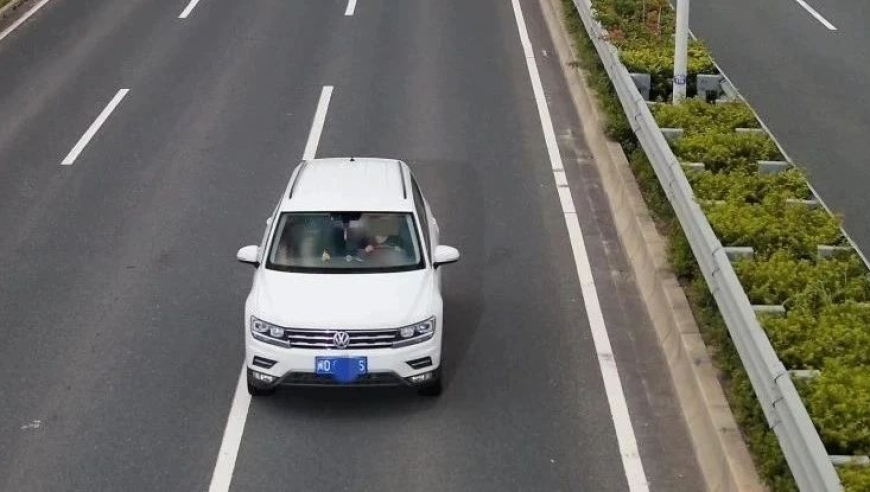 实时更新：严格监控！高时速161km/h的汽车违规行为曝光，持续关注交通安全问题