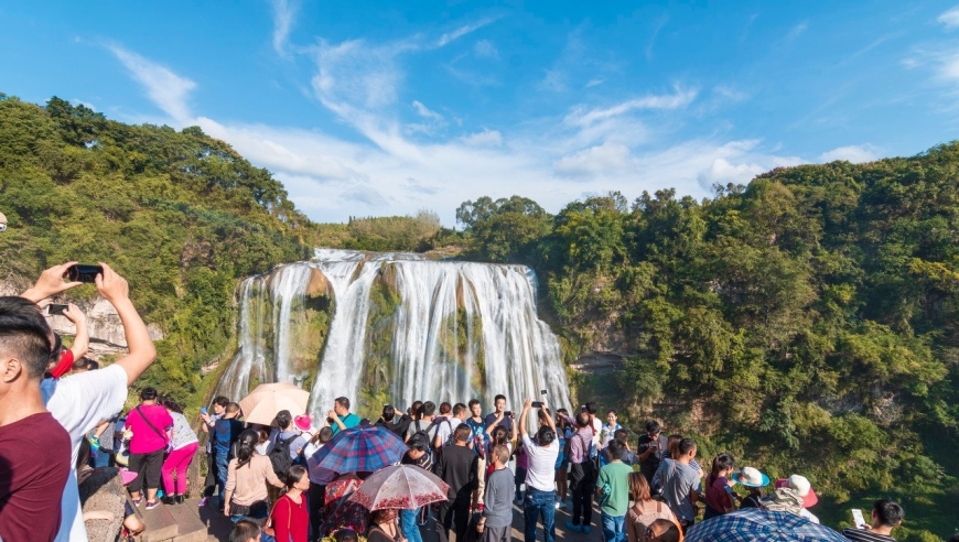 国庆假期全国旅游火爆：电影票房超10亿，多地景区满座