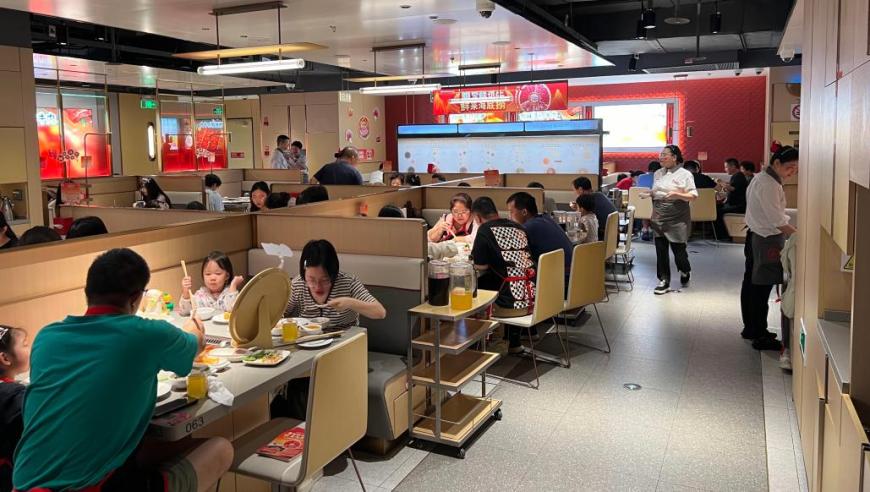 国庆餐饮市场异常火爆，各大餐厅午市客流量增长40%，茶饮品牌多门店爆单创佳绩