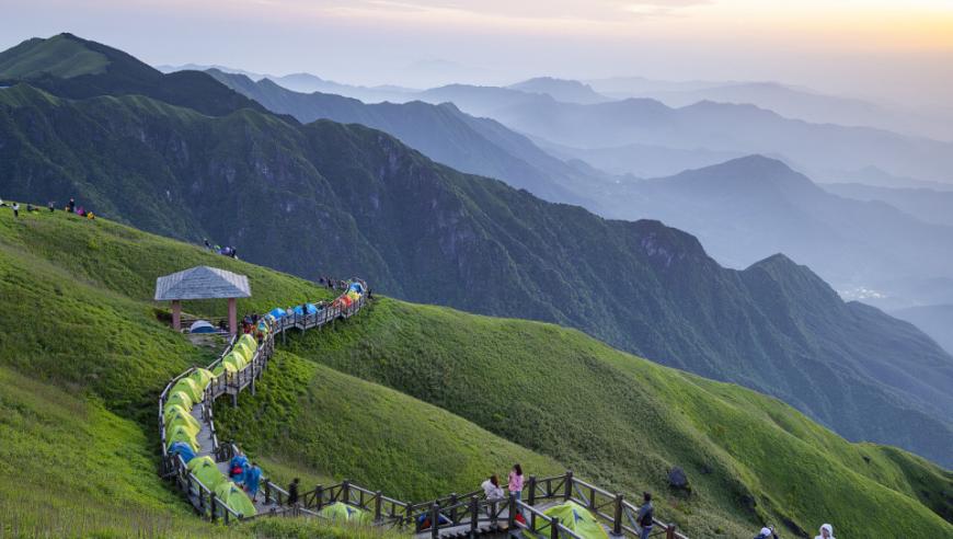 爬山途中，你是选择在山顶享用泡面还是享受风景？