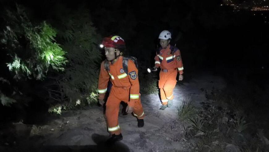 北京海淀区消防提醒：照顾好同行老人、孩子，避免迷路与父母走散

参加山地徒步旅行，注意安全，不要忘记看护陪伴老人和孩子